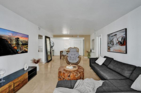 Deluxe 2 Bedroom Condo with Ocean View and Beach Amenities 1114